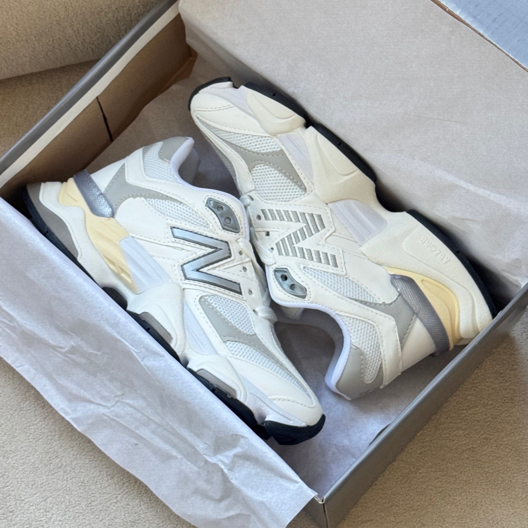 NB 9060 Off-White Feminino