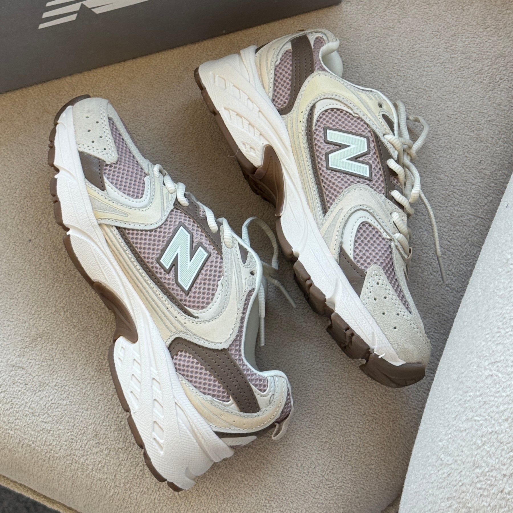 NB 530 Off White/Rose Feminino