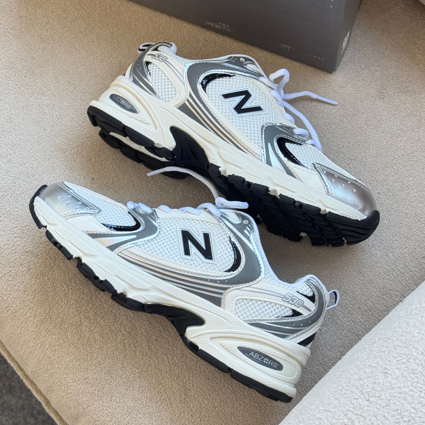 NB 530 Grafite/Prata Feminino