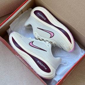 Nike Vomero Off-White/Bordô Feminino