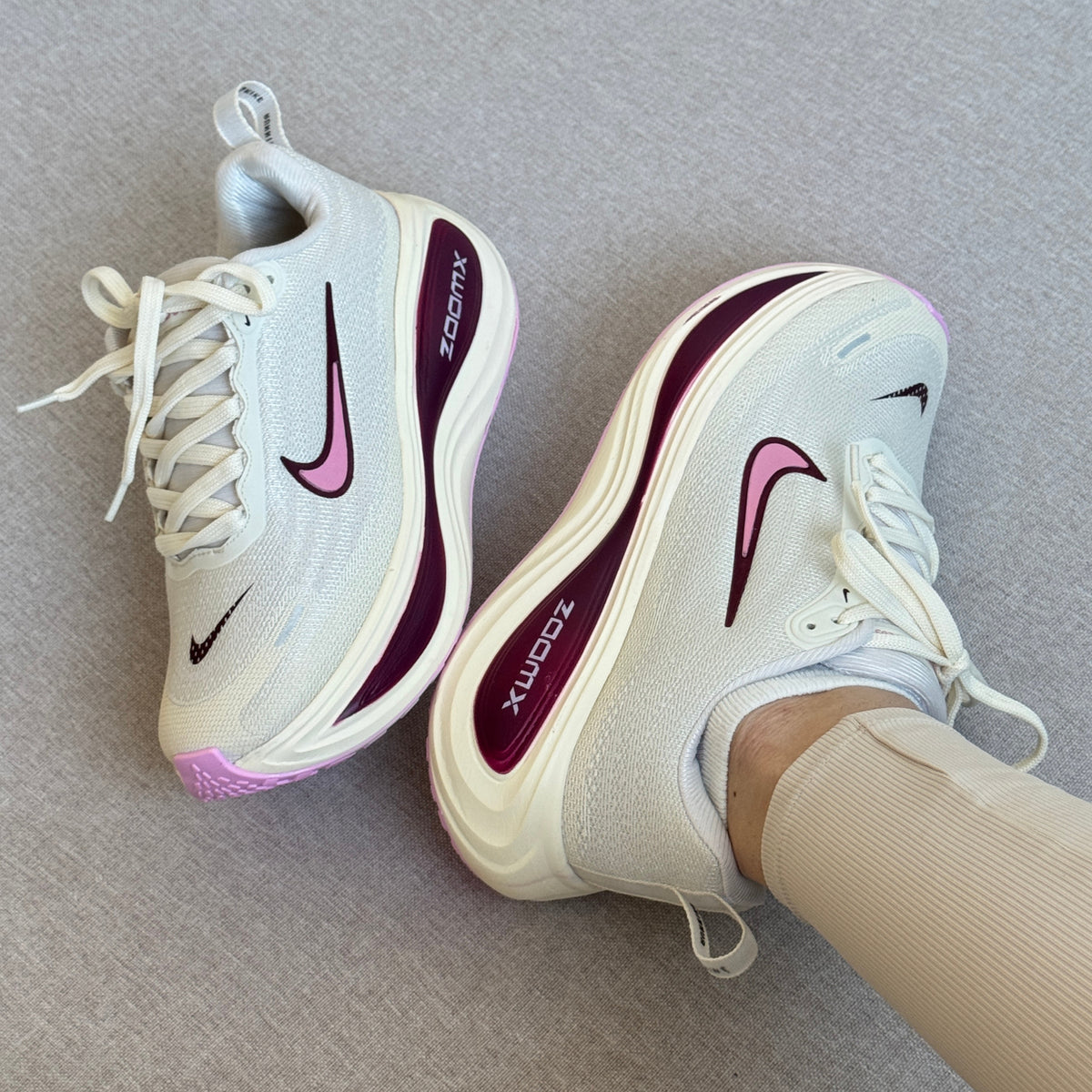 Nike Vomero Off-White/Bordô Feminino