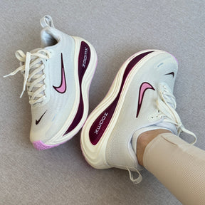 Nike Vomero Off-White/Bordô Feminino