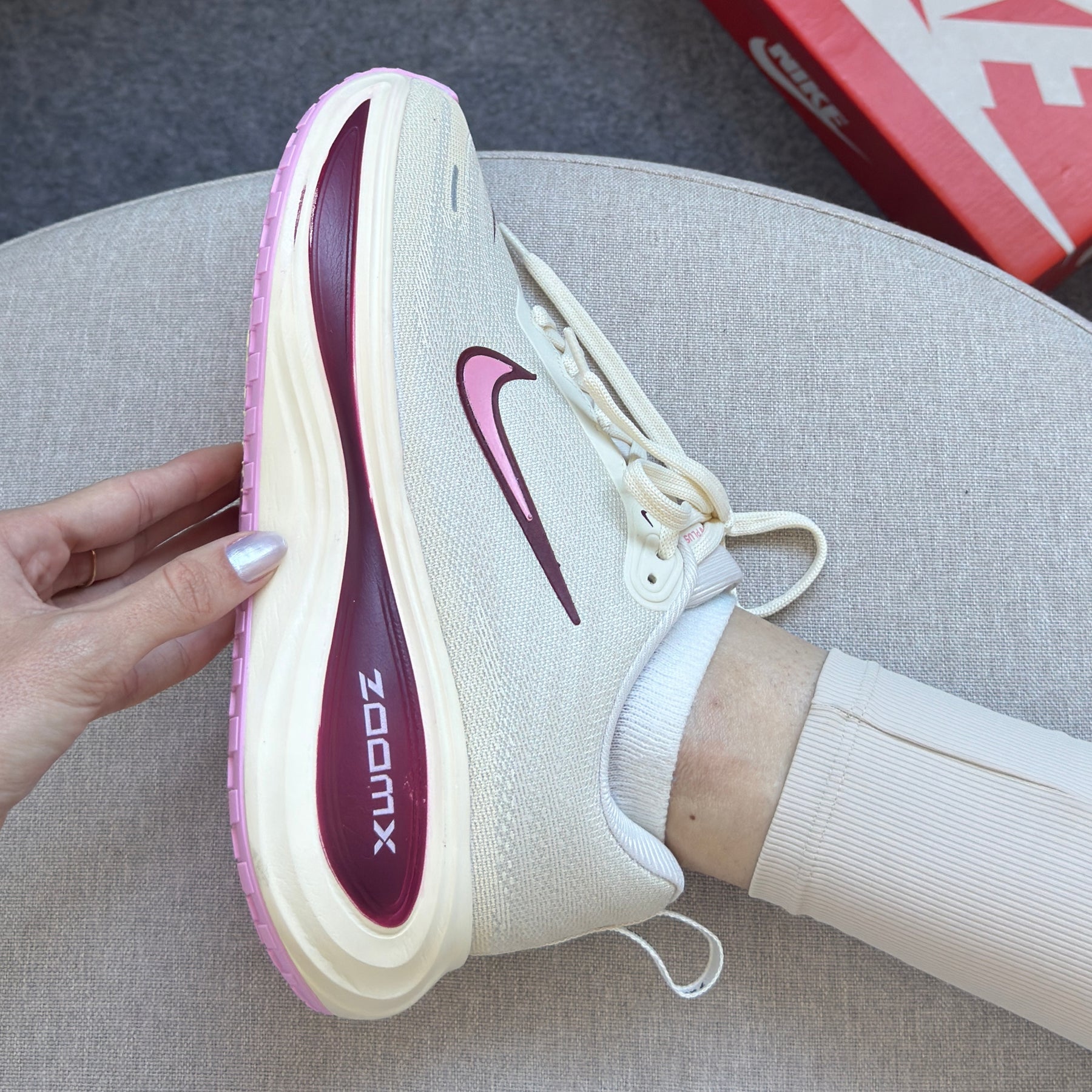 Nike Vomero Off-White/Bordô Feminino