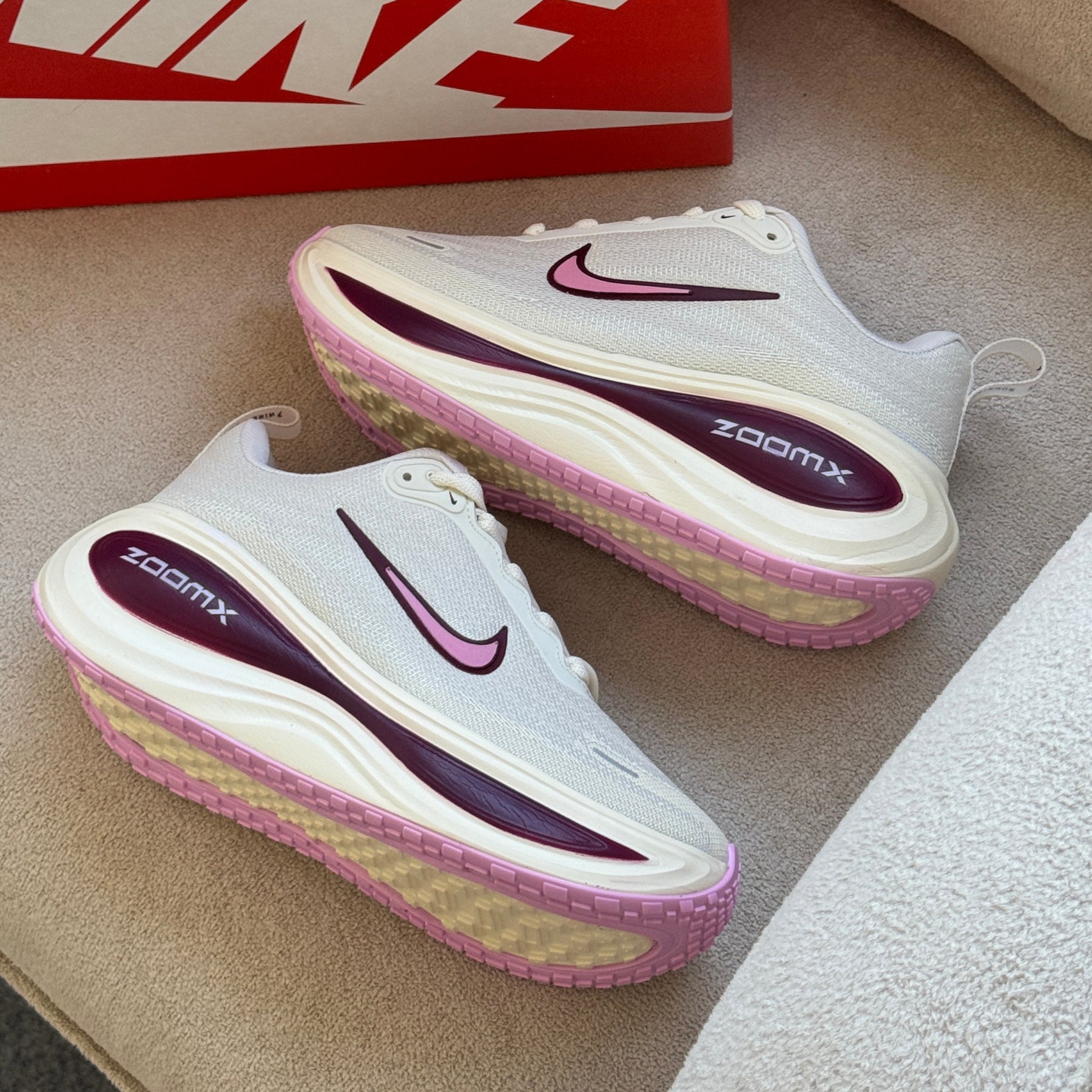 Nike Vomero Off-White/Bordô Feminino